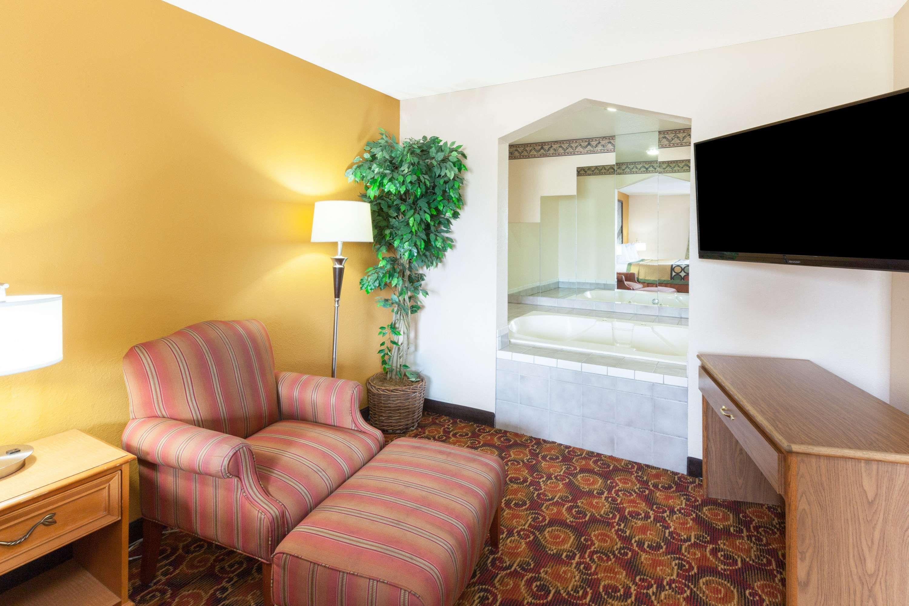 Super 8 By Wyndham Big Rapids Motel Exterior photo
