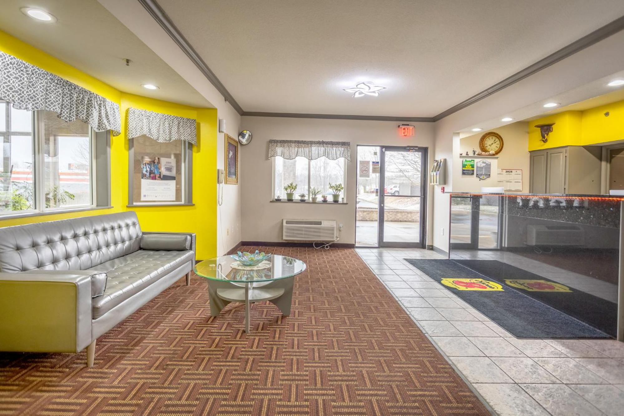 Super 8 By Wyndham Big Rapids Motel Exterior photo